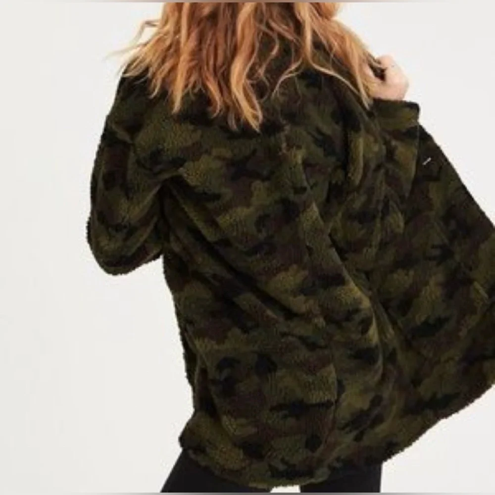 American Eagle Outfitters Green Black Camo Sherpa Fleece Teddy Jacket Size XL